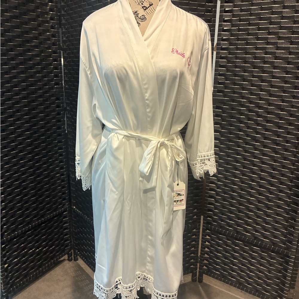 Elegant White Bridal Robe with Lace trim